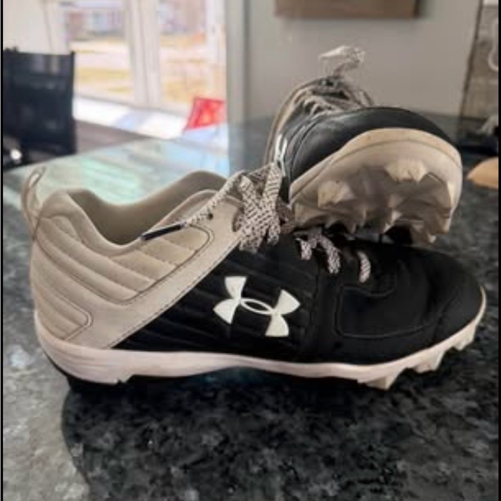 Under Armour Spikes Kids Black and white Athletic Cleats Size 6Y